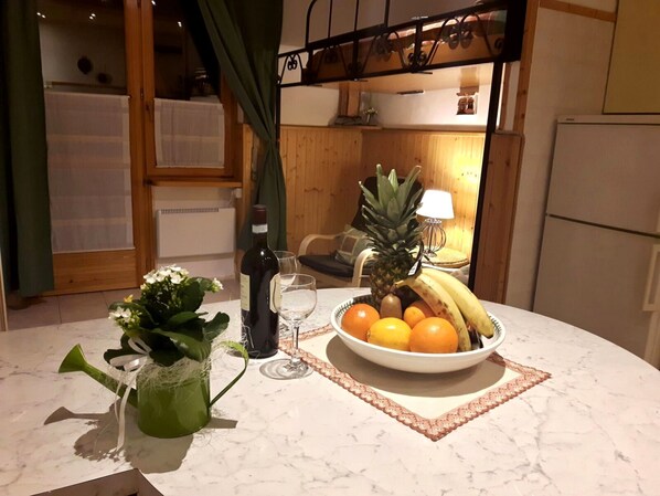 Private kitchen | Fridge, microwave, coffee/tea maker, toaster