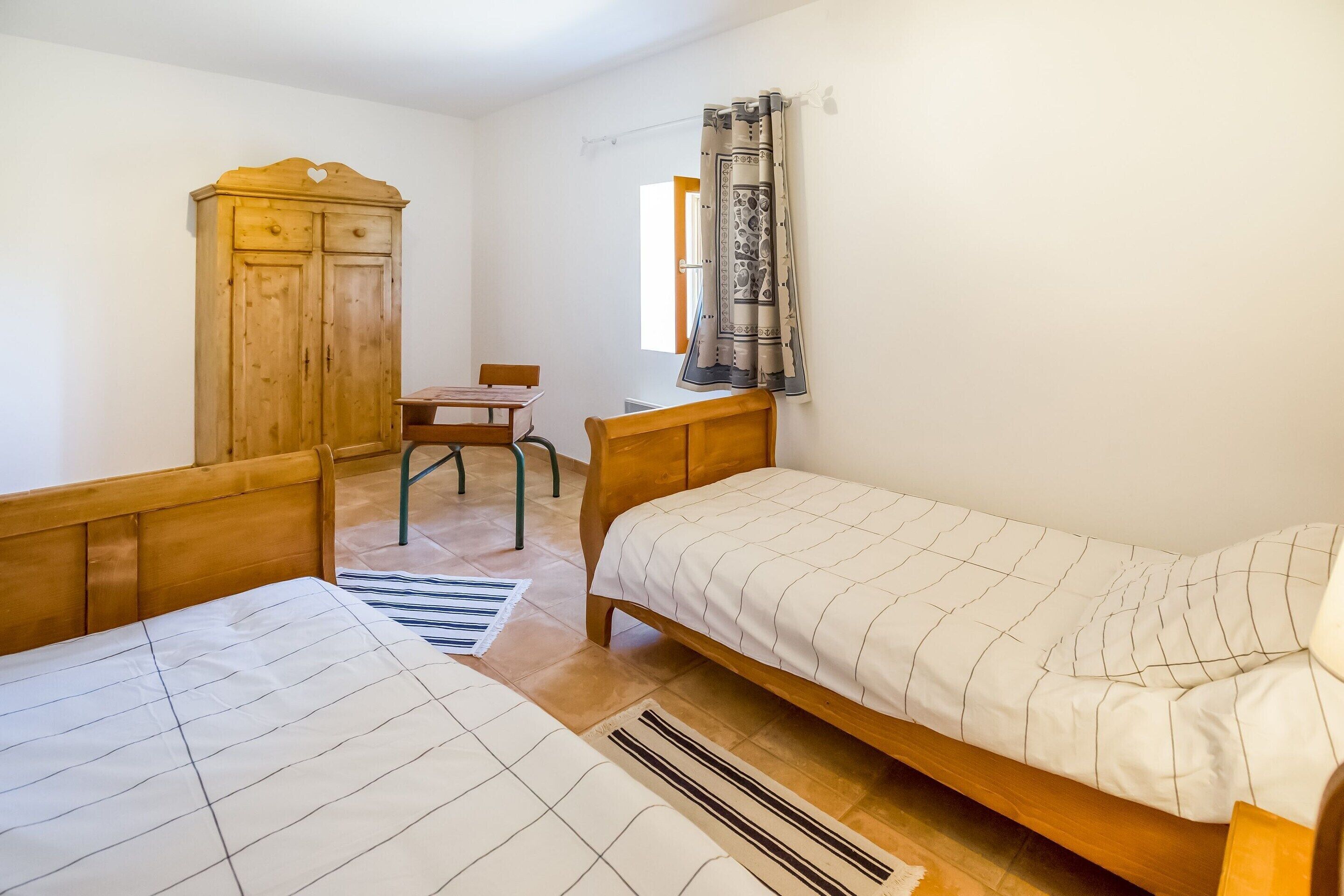 House | 3 bedrooms, individually furnished, bed sheets