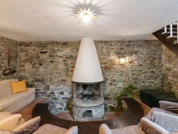 บ้านพัก | บริเวณนั่งเล่น | เตาผิง