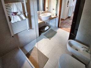 House | Bathroom | Bathtub, towels - Villa at a Popular Place in Bevagna With Terrace & Garden (Bevagna)
