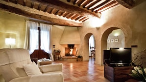 House | Living room - Villa at a Popular Place in Bevagna With Terrace & Garden (Bevagna)