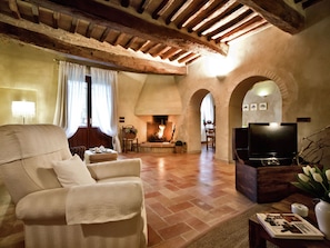 House | Living room | Fireplace - Villa at a Popular Place in Bevagna With Terrace & Garden (Bevagna)