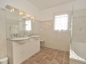 Bathtub - Pastoral Holiday Home With Terrace, Garden, Barbecue, Garage (Aiguines)