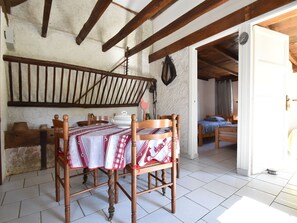 Dining - Modern Holiday Home in Sougy-sur-loire With Terrace (Sougy-sur-Loire)