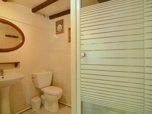 Bathroom - Modern Holiday Home in Sougy-sur-loire With Terrace (Sougy-sur-Loire)