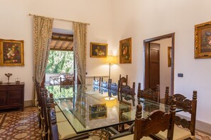 Villa | Dining