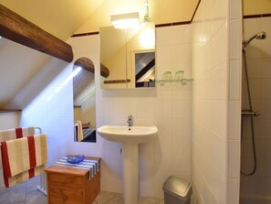 Bathroom - Delightful Holiday Home in Onlay With Fenced Garden (Onlay)