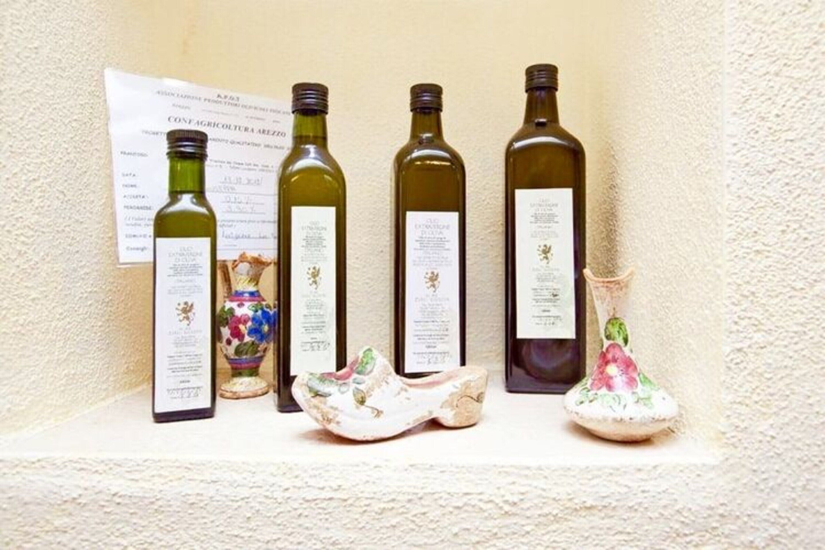 Quatro garrafas de vinho numa estante, com um menu atrás.