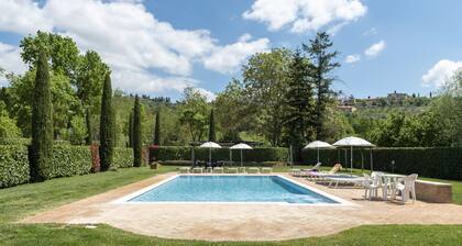 Rustic Retreat With Pool