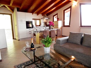 Apartamento | Cozinha privada | Micro-ondas, cafeteira/chaleira