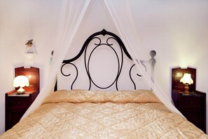 2 bedrooms, individually furnished, bed sheets - The Vinci Dream Holiday Home (Vinci)