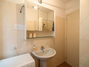 Shower, bidet, towels
