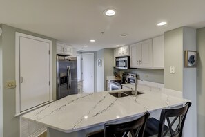 Frigorífico, microondas, horno y placa de cocina