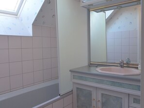Bathroom - Cozy Holiday Home in Saint-bohaire With Fenced Garden (Saint-Bohaire)