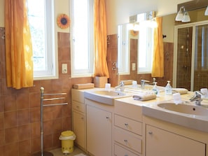 Villa | Bathroom | Towels - Villa With Private Pool and Splendid View on the Mont Ventoux (Mirabel-aux-Baronnies)