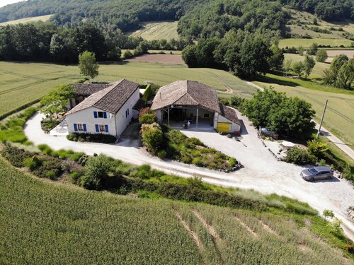 Cosy Holiday Home With Shared Heated Pool and Stunning Views