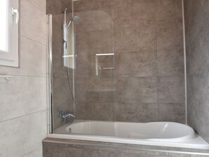 Combined shower/tub - Ideal Family Home With Modern Comforts, Private Swimming Pool and Beautiful View (Châtres)