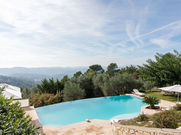 View from property - South French Air-conditioned Villa With Heated Pool and Panoramic Views (Montauroux)