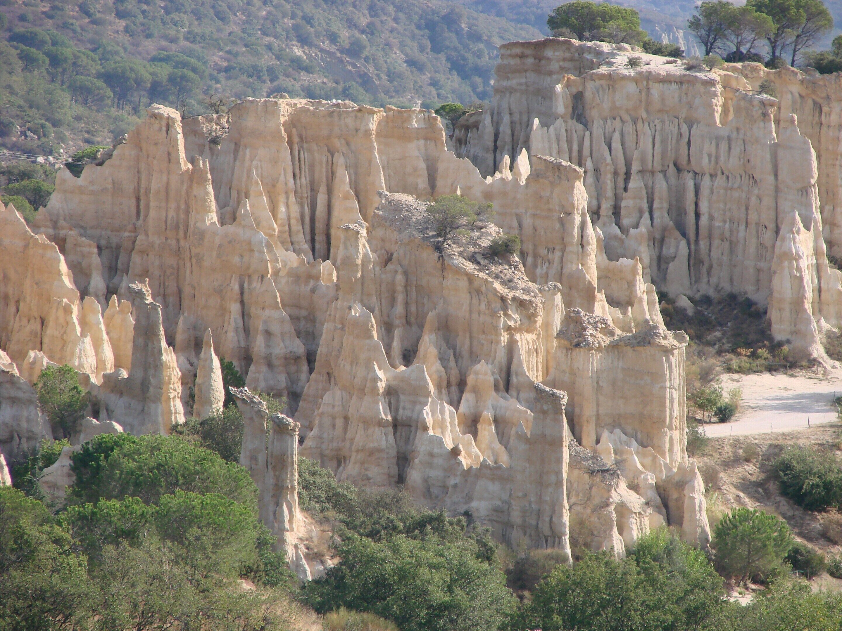Un paisaje natural con formaciones rocosas destacadas y vegetación escasa.