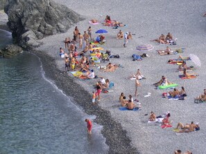 A crowded beach with people sunbathing and swimming. - Villa in Pyrenees With Stunning Mountain Views (Fenouillet)