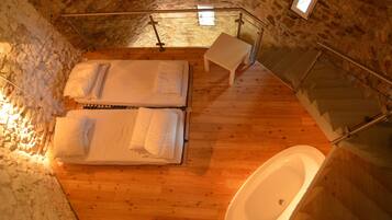 6 bedrooms, individually furnished, bed sheets