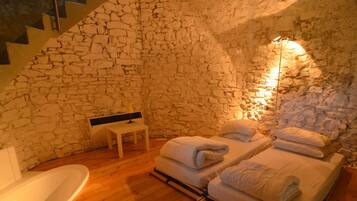 6 bedrooms, individually furnished, bed sheets