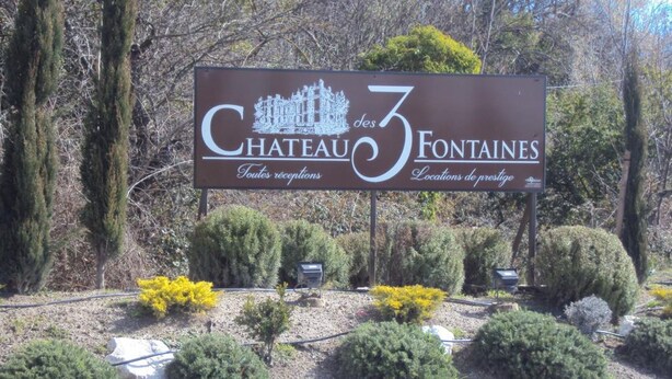 Een bord met Chateau des Fontaines, wat aangeeft dat het een prestigieuze locatie is met receptie.