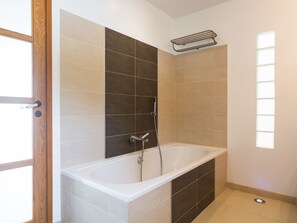 Villa | Badezimmer | Duschwanne, Handtücher