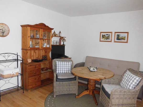 Living room - Delightful Apartment With Terrace, Parasol, Garden Furniture (Ostseebad Ahrenshoop)