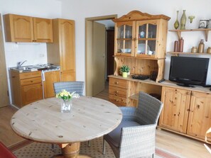 Fridge, coffee/tea maker, toaster - Delightful Apartment With Terrace, Parasol, Garden Furniture (Ostseebad Ahrenshoop)