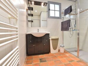 Bathroom - Cozy Holiday Home in Saint-gervais With Beach Near (Saint-Gervais)