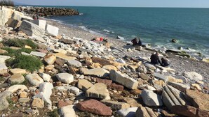 A rocky beach with large boulders and a clear view of the sea. - Holiday Home in Carrara by the Sea (Carrara)