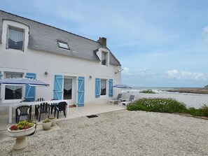 Outdoor dining - Beautiful Holiday Home by the sea in Penmarch (Penmarch)