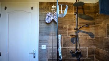 Villa | Salle de bain | Baignoire, sèche-cheveux, serviettes fournies