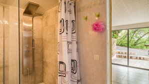 Villa | Bathroom | Bathtub - Villa on Large Grounds With Private Pool, Tennis Court and Beautiful View (Les Arcs-sur-Argens)
