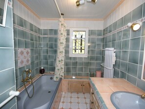 Villa | Bathroom | Bathtub - Villa on Large Grounds With Private Pool, Tennis Court and Beautiful View (Les Arcs-sur-Argens)