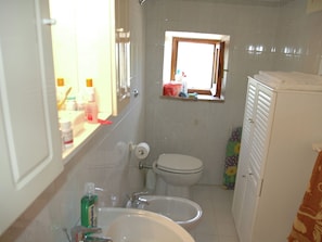 Cottage | Bathroom | Shower, towels