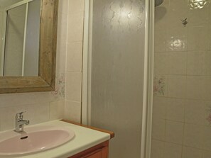 Villa | Bathroom | Shower - Countryside Villa With Private Swimming Pool at Provence (Saint-Maximin-la-Sainte-Baume)