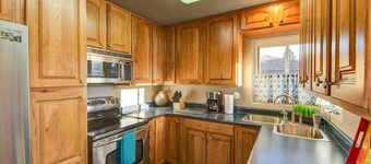 3BD Downtown Modern Home w/Hot Tub & Grill