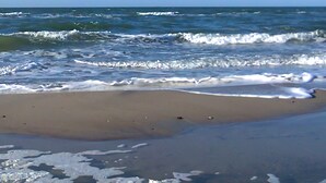 A beach with waves crashing onto the shore. - Vintage Bungalow in Neubukow in Meeresnaehe (Neubukow)
