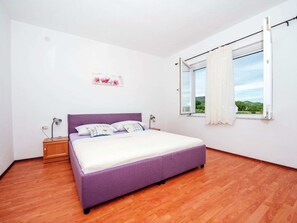 House | 6 bedrooms, individually furnished, WiFi, bed sheets