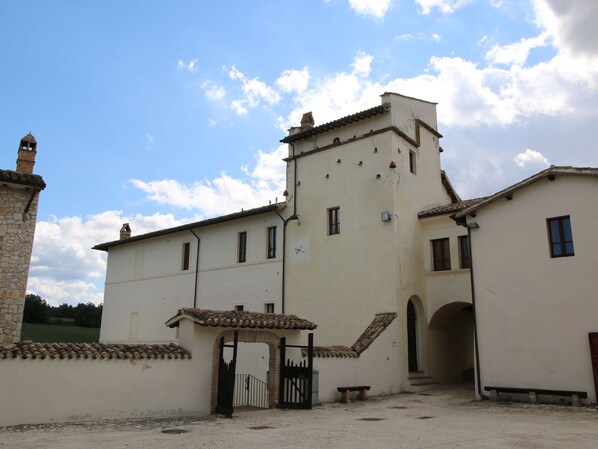 House | Exterior - Farmhouse in Pupaggi With Pool, Terrace, Garden, Bicycles (Sellano)