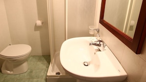 House | Bathroom | Shower, towels - Farmhouse in Pupaggi With Pool, Terrace, Garden, Bicycles (Sellano)