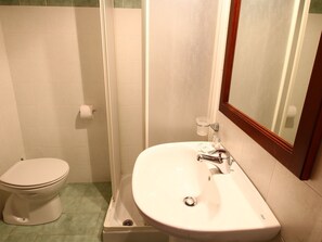 House | Bathroom - Farmhouse in Pupaggi With Pool, Terrace, Garden, Bicycles (Sellano)
