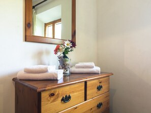 3 bedrooms, bed sheets - Elegant Holiday Home in Tuscany With Swimming Pool (Gaiole in Chianti)