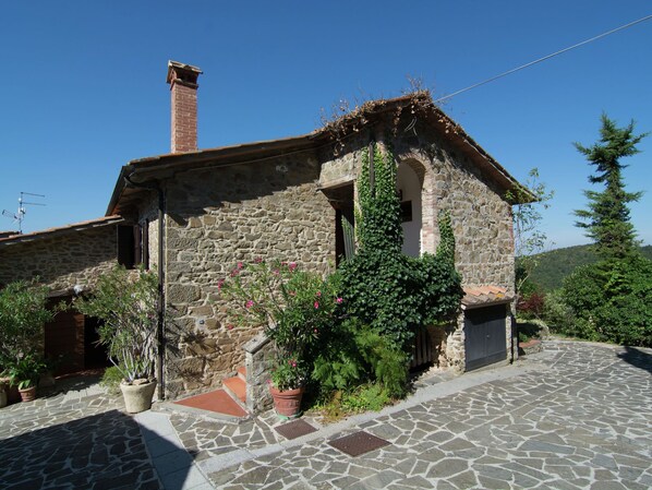Exterior - Elegant Holiday Home in Tuscany With Swimming Pool (Gaiole in Chianti)