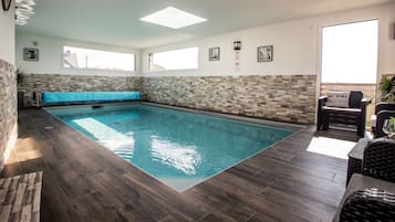 Piscina coperta, una piscina riscaldata