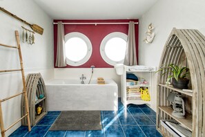 Badewanne, Haartrockner, Handtücher, Seife