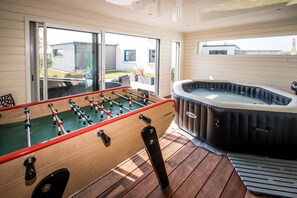 Games room - Villa 300 m beach, indoor pool, sea view , 4 bedrooms, 3 bathrooms, option SPA (Moguériec)