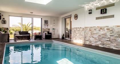 Villa 300 m beach, indoor pool, sea view , 4 bedrooms, 3 bathrooms, option SPA